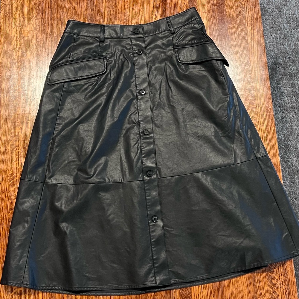 Banana Republic Vegan Leather Midi Skirt SZ 8 Buttons + Deep Flap Side Pockets